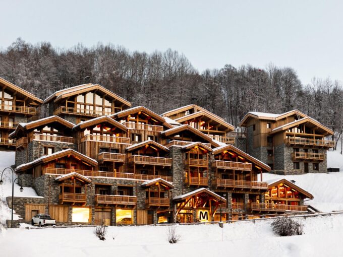 Chalet Pure Black Crystal Image 01