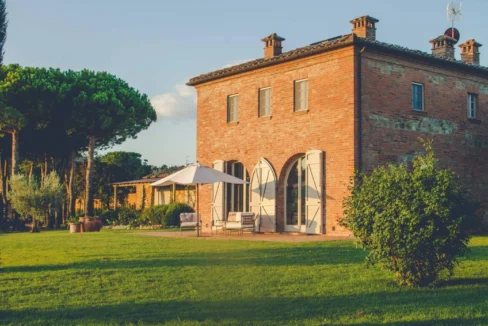 facade-dell-angelo-tuscany-linda-frosini